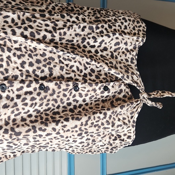 Torrid Leopard Print Button-Up Tie Front Blouse - Picture 4 of 11